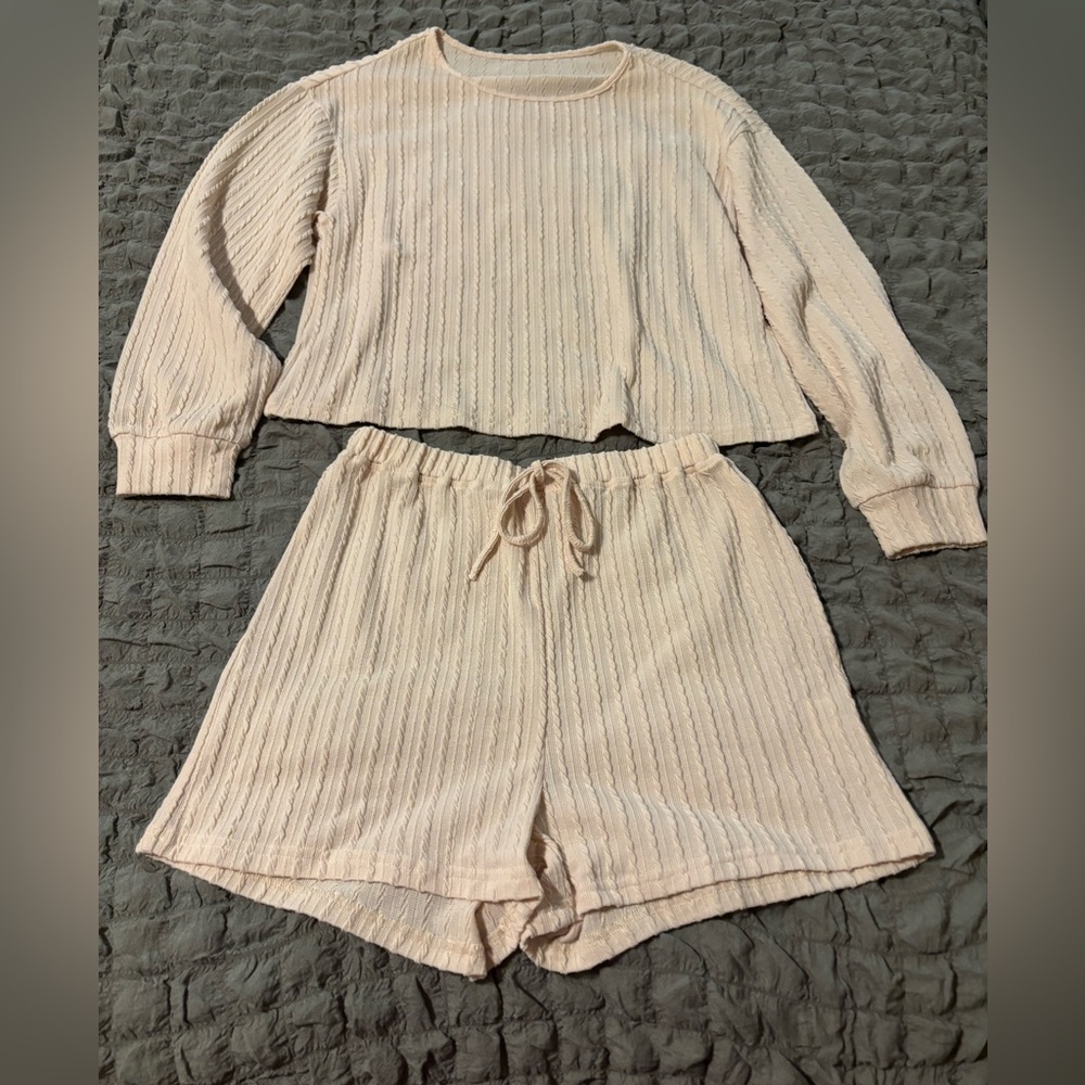 Women’s Medium Cream Long Sleeve and Short Lounge Set Size Medium